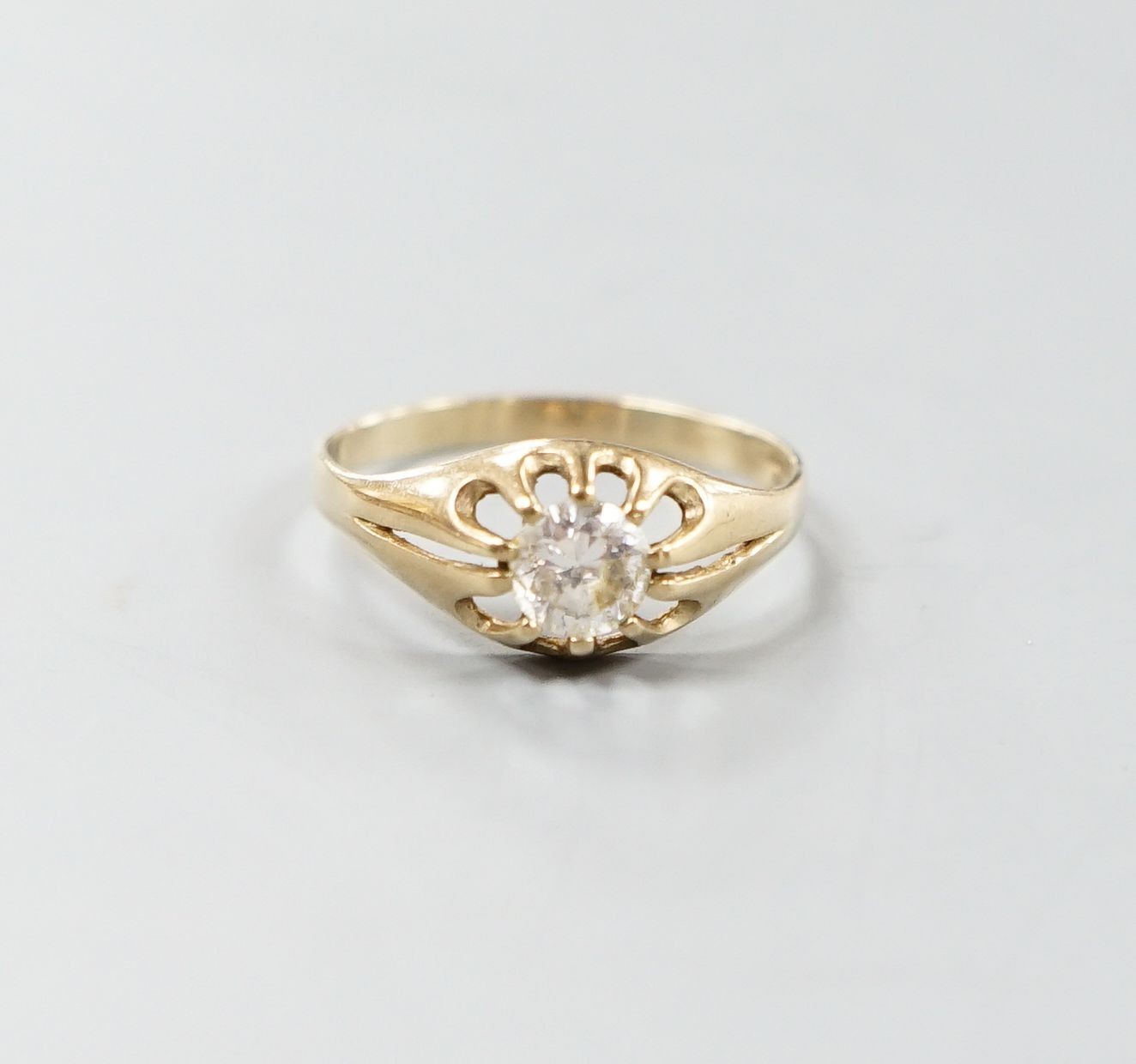 A modern 9ct gold and claw set cubic zirconia set ring, size V, gross weight 2.3 grams.